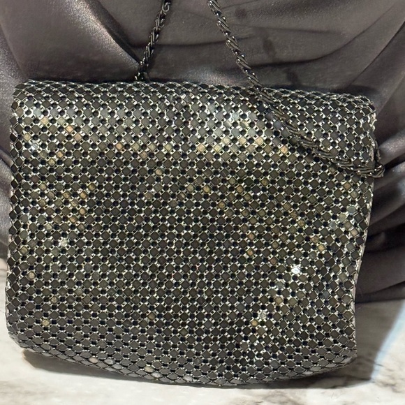 vintage-style black mesh evening bag with a metallic chain strap. - Picture 8 of 8